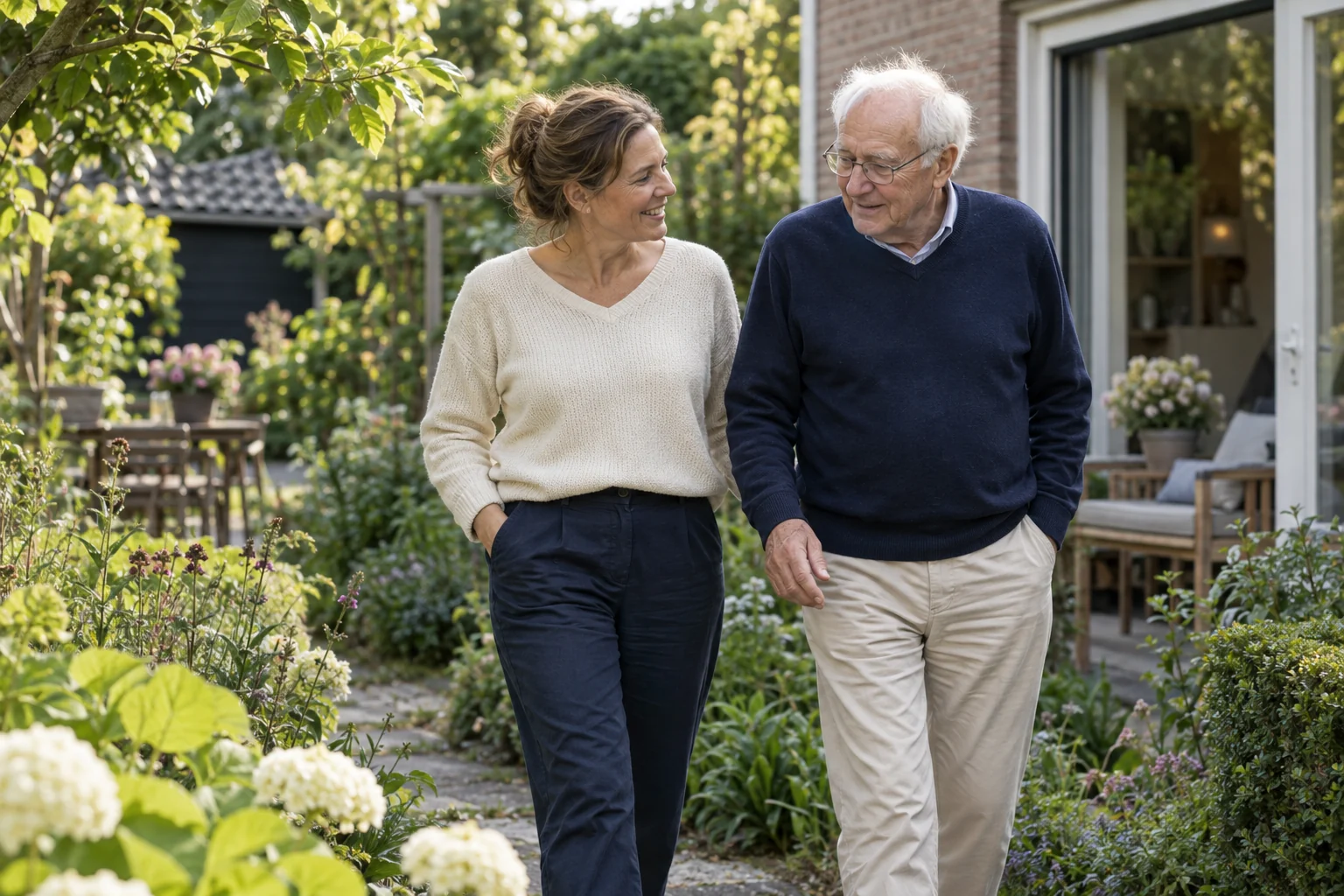 Samen een wandeling maken in de tuin